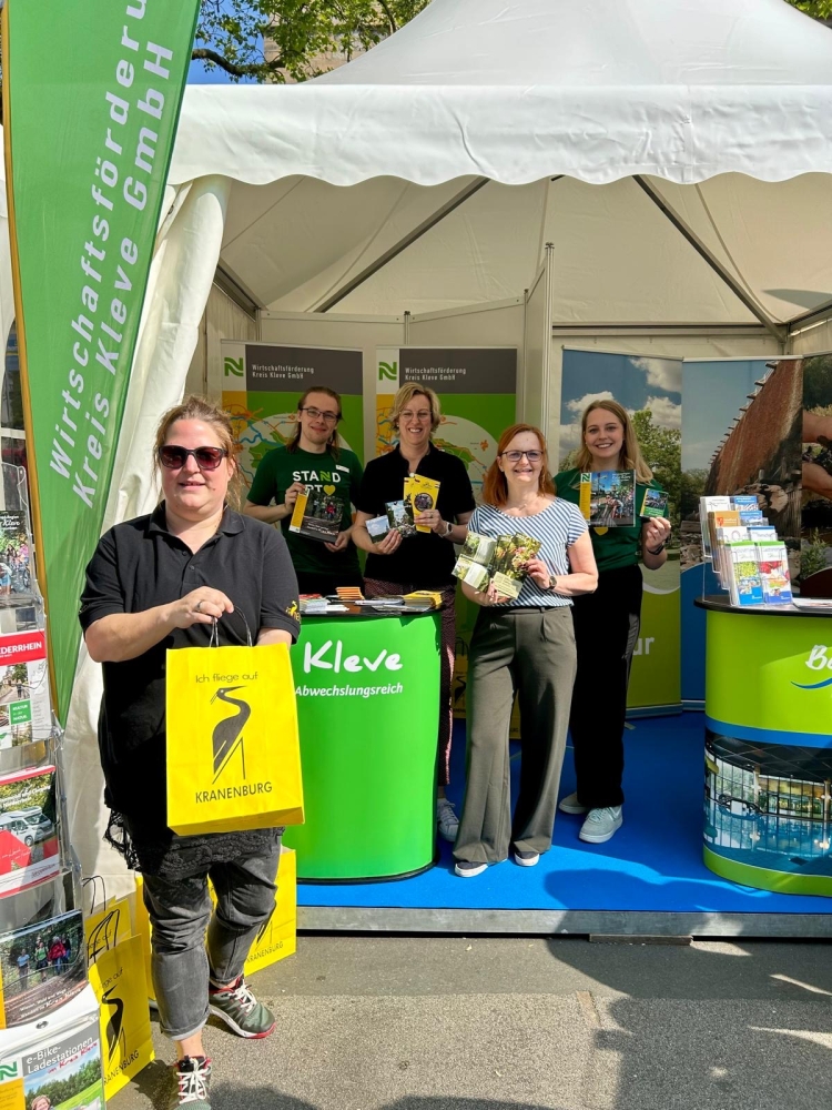 Erfolgreiche Messe-Premiere in Dortmund > Gruppenbild am Stand | Wirtschaftsförderung Kreis Kleve